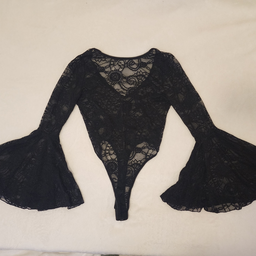 ROMWE Black Lace Flare Sleeve Bodysuit